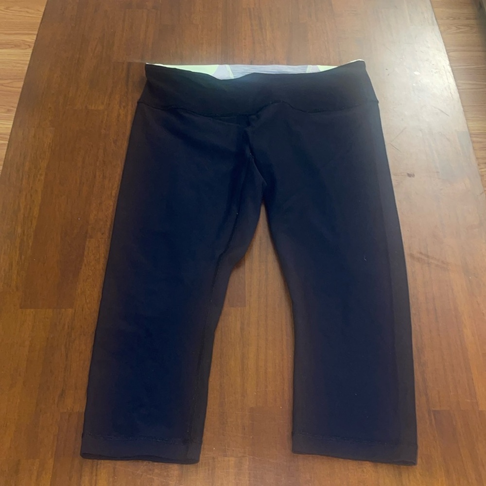 Lululemon Black & Green Patchwork Waist Wunder Under Reversible Crop. Size 12